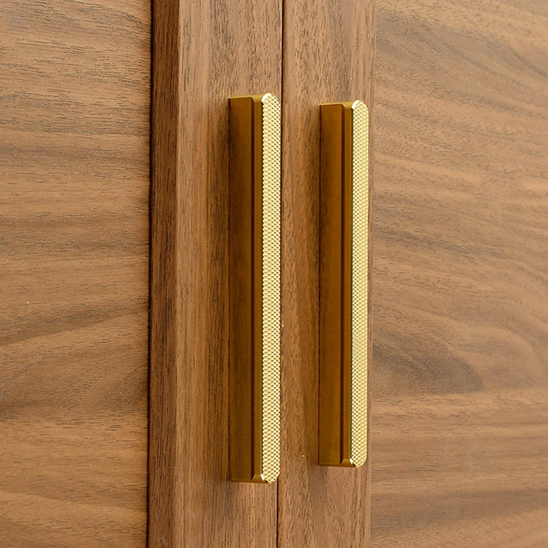 Šviesios prabangos stiliaus spintelės durų rankena spintos stalčiaus rankenėlė auksinė juoda aliuminio monogramuota apvali galvutė įspausta trauka